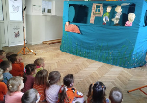 Dzieci oglądają przedstawienie pt. "Piotruś Pan"