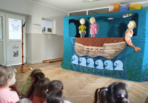 Dzieci oglądają przedstawienie pt. "Piotruś Pan"