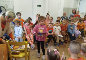 Nauczycielka wręcza dziecku dyplom