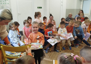 Nauczycielka wręcza dziecku dyplom