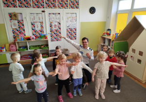 Zdjęcie grupowe dzieci z rozłożonymi rączkami w bok