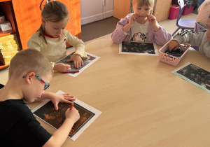 Dzieci wykonują kartki dla Pana Premiera