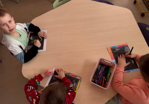 Dzieci wykonują kartki dla Pana Premiera