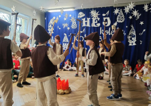 Chłopcy z grupy najstarszej podczas swojego występu pasterzy