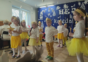 Dzieci w roli gwiazdeczek ustawione do tańca, dziewczynka mówi rolę gwiazdki