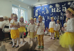 Chłopiec mówi swoją rolę, w tle dzieci w strojach gwiazdeczek