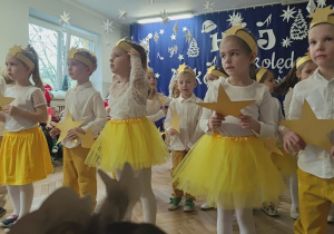 Dzieci z grupy III ustawione do tańca