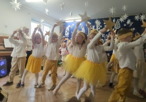 Dzieci z grupy III podczas tańca gwiazdeczek