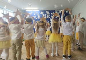 Dzieci z grupy III podczas tańca gwiazdeczek