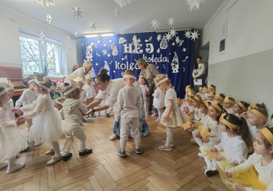 Dzieci z grupy najmłodszej podczas swojego występu w roli aniołków