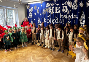 Wszystkie dzieci na stojąco śpiewają piosenkę