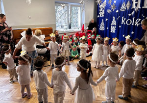 Dzieci z grupy I podczas swojego występu aniołków