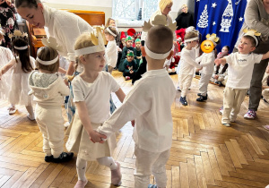 Dzieci z grupy I podczas swojego występu aniołków
