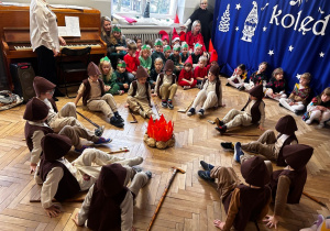 Pasterze z grupy IV podczas występu przy ognisku