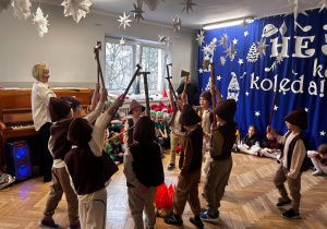 Pasterze z grupy IV podczas występu przy ognisku