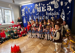 Dzieci z grupy IV śpiewają pastorałkę