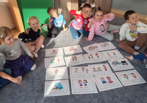 Dzieci na dywanie uczą się o swoich prawach