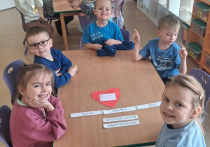 Dzieci przy stolikach układają napis - mam prawo być szanowanym i kochanym