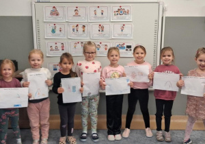Dzieci prezentują narysowane przez siebie prawa dziecka