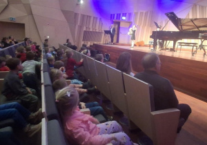 Dzieci oglądają koncert