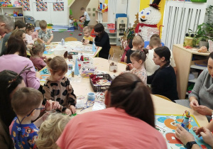 Wspólne tworzenie ozdób świątecznych dzieci z rodzicami