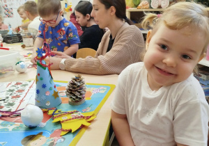 Dziewczynka prezentuje wykonane przez siebie ozdoby świąteczne