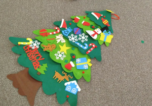 Ubrana choinka w kolorowe elementy Świąteczne