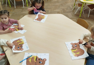 Dzieci wycinają nożyczkami po linii