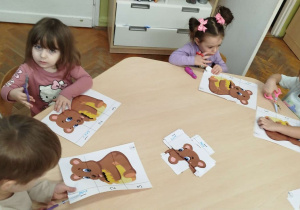 Dzieci wycinają po linii