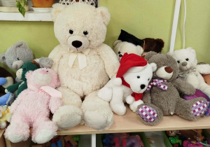 Wszystkie maskotki odpoczywają na szafce