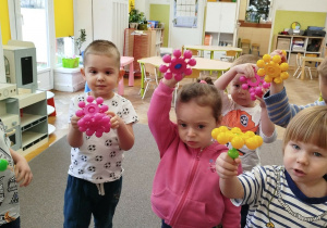 Dzieci z klocków układały wymyślone przez siebie rzeczy