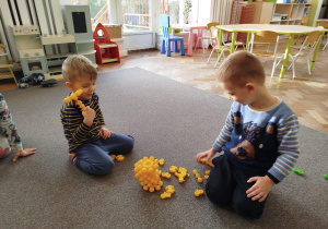 Chłopcy segregowali klocki w kolorze żółtym