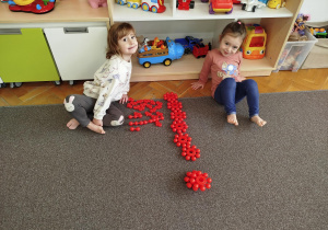 Dziewczynki segregowały klocki w kolorze czerwonym