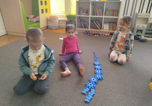 Dzieci znalazły klocki w kolorze niebieskim