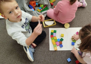 Dzieci wspólnie układają klocki wg wzoru