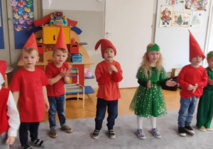 Dzieci śpiewają piosenkę z pokazywaniem