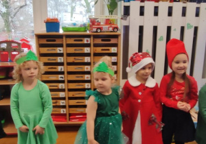 Dzieci śpiewają piosenkę z pokazywaniem