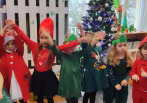 Dzieci śpiewają piosenkę z pokazywaniem