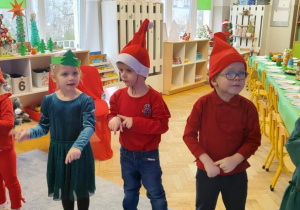 Dzieci śpiewają piosenkę z pokazywaniem