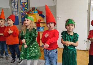 Dzieci śpiewają piosenkę z pokazywaniem