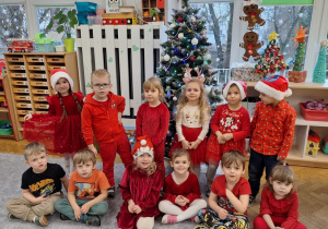 Zdjęcie grupowe przy choince