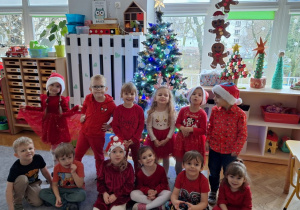 Zdjęcie grupowe przy choince