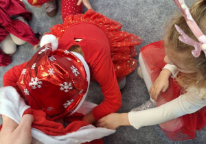 Dzieci wyciągają prezenty z worka Mikołaja