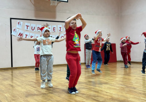 Dzieci uczestniczą w rozgrzewce mikołajkowej