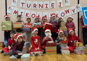 Zdjęcie grupowe w mikołajowych czapkach