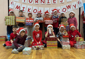 Zdjęcie grupowe w mikołajowych czapkach