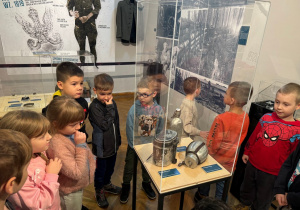 Dzieci oglądają wystawę tematyczną