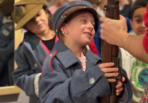Dzieci oglądają wystawę tematyczną