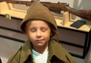 Dziewczynka w stroju żołnierza