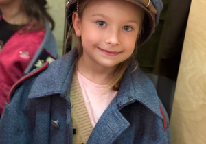 Dziewczynka w stroju żołnierza